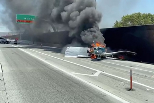 В Калифорнии самолет приземлился на оживленной автостраде прямо на автомобиль, после чего загорелся, эпичные кадры сняли очевидцы
