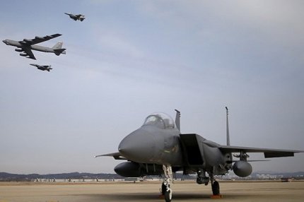 Американские военные самолеты на авиабазе Осан, Южная Корея, 10 января 2016 года