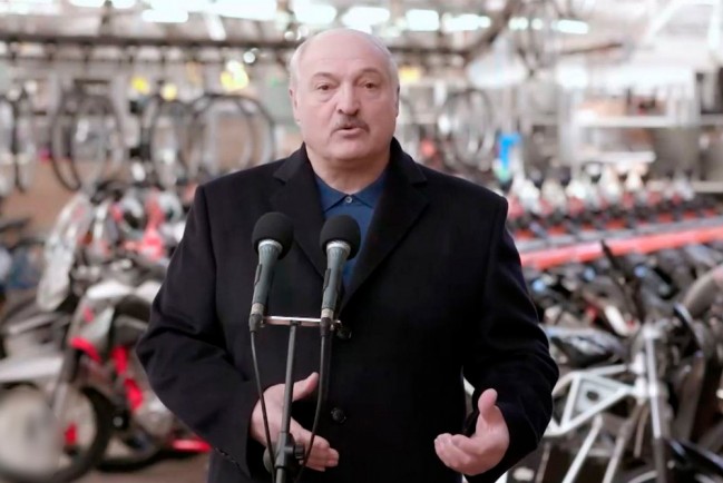 Лукашенко: Украина рухнула, а Беларусь ещё держится