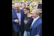 Путин и Лукашенко фотографируются с народом