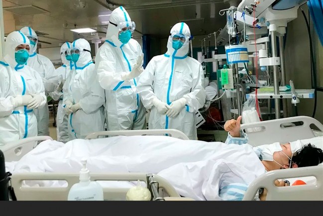 Китайские медики лечат больных коронавирусом