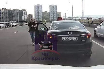 Спасение котенка на автомобильном мосту в Красноярске