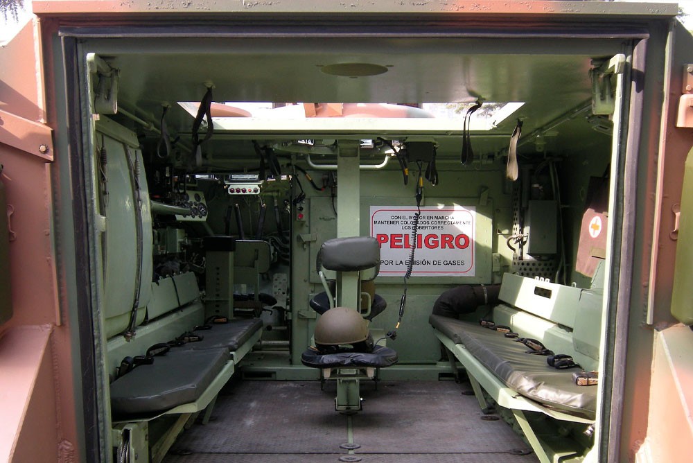 Вид через кормовую дверь на десантное отделение аргентинского M113