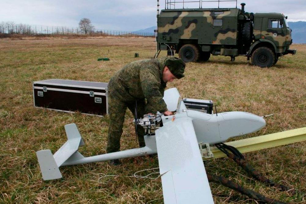 Боец ВС РФ готовит к пуску беспилотный аппарат «Гранат-4»