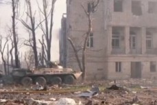 Невероятные кадры героизма русских морпехов в Мариуполе попали на видео