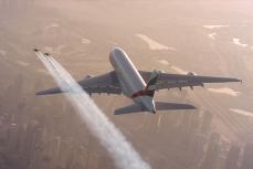 Создатель реактивного крыла Ив Росси пролетел вместе со своим сподвижником над Дубаем.