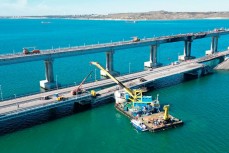 Крымский мост начали восстанавливать: прибыл первый из двух плавучих кранов