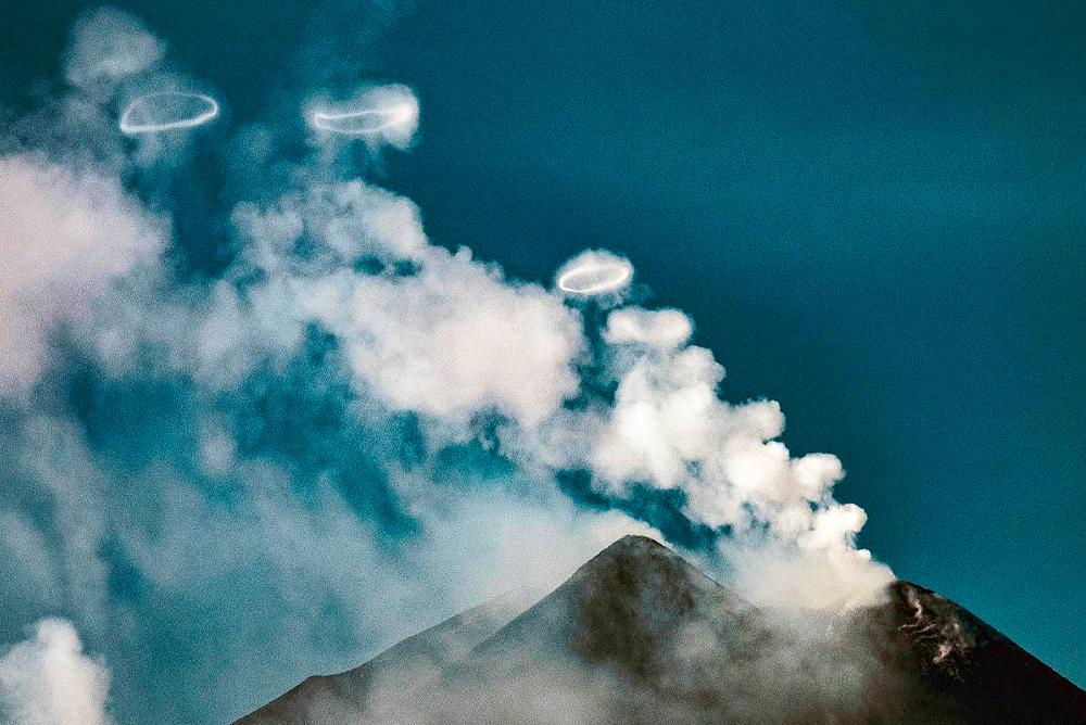 Вулкан Этна в Италии начал пускать паровые кольца