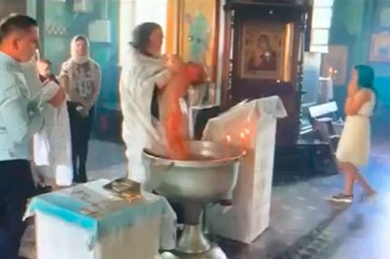 Священник игумен Фотий (Нечепоренко) насильно крестит малыша