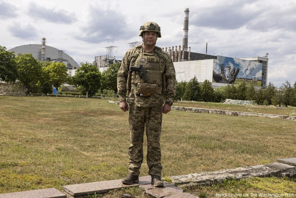 Украинский военный на территории Чернобыльской АЭС.