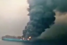 Контейнеровоз Maersk Gibraltar горит после атаки хуситов