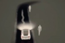Автомобиль Tesla обнаружил «призраков» гуляющих рядом с кладбищем