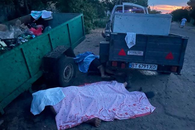 Убитые ударом ракеты HIMARS люди в селе Садовое