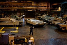 Помощник генсека НАТО Ангус Лэпсли призвал страны Альянса нарастить производство вооружения