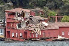 Разрушенный после столкновения особняк в Стамбуле