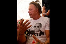 В Британии Микки Рурк пришёл на съёмки в футболке с изображением Путина