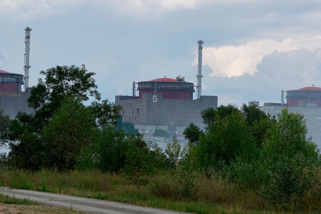 Жители Энергодара сообщают об обстреле Запорожской АЭС, начался пожар