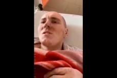 Украинские врачи издеваются над раненным российским солдатом заставляя его сказать «Слава Украине!» 