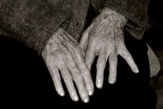 Руки пожилого человека