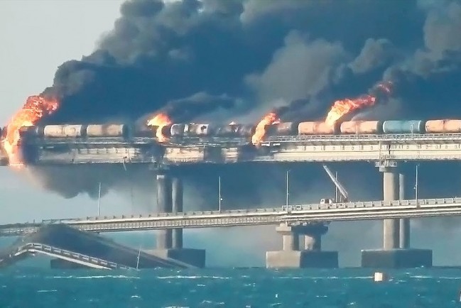 Подорванный Крымский мост с горящим составом перевозившим горючее