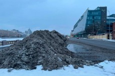 Петербург завален «хребтами Беглова» из неубранного грязного снега