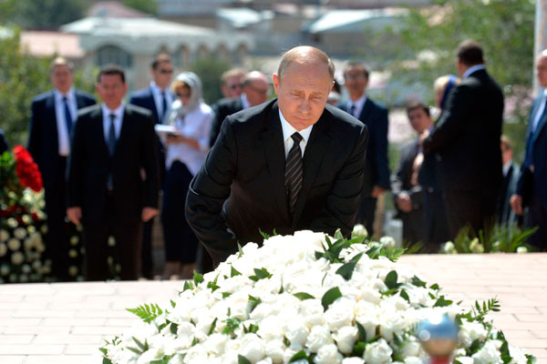 Владимир Путин возложил цветы к месту захоронения И.Каримова.