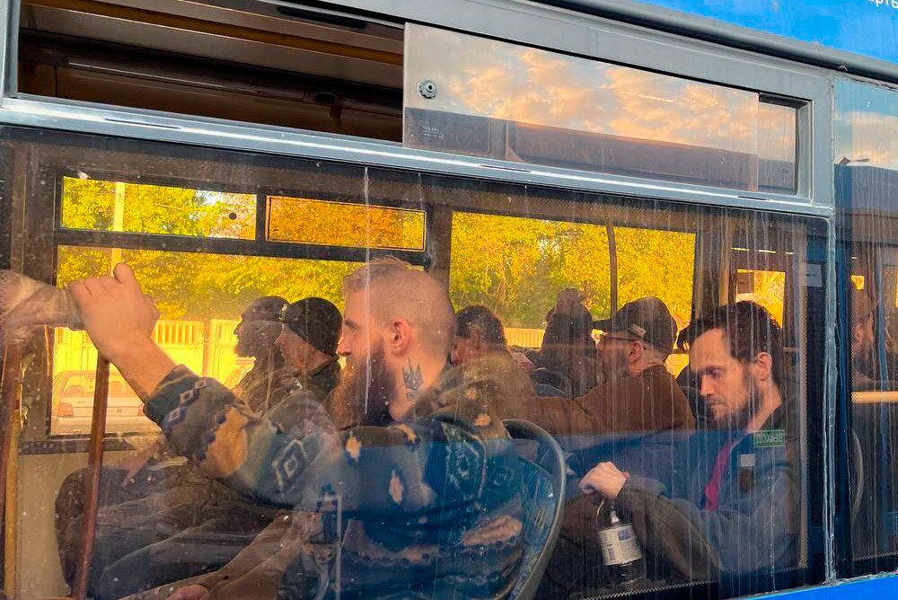 В автобусе едут пленные идейные нацисты с татухами