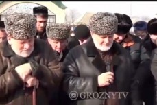 ЧГТРК «Грозный» опубликовал видео, на котором родственники Янгулбаевых плачут и публично отрекаются от «врагов народа»