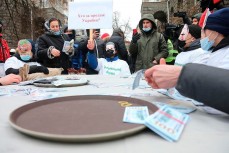 В Киеве, возле Офиса Президента, участники масштабной акции, требуют от Зеленского прекратить сотрудничество с МВФ
