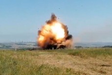 Российский танк выжил после попадания ракеты на Украине