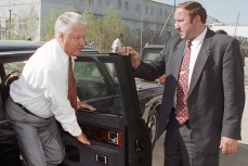 Борис Ельцин выходит из своего автомобиля