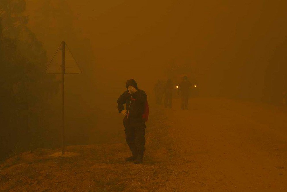 Добровольцы и пожарные тушат лесные пожары бушующие в Якутии