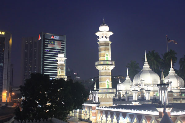 Вид на мечеть Джамек со станции надземного метро. Куала-Лумпур. Малайзия.
