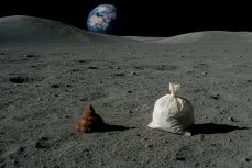 Человеческие отходы на Луне