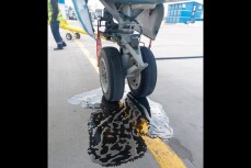 В аэропорту Минеральных Вод самолёт авиакомпании «Победа» насмерть раздавил техника