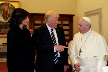 Супруги Трамп на встрече с Папой Римским.