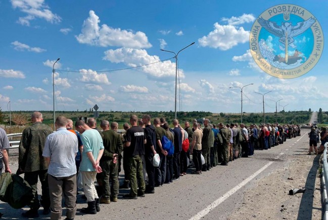 Российские пленные стоят строем и ждут обмена на украинских пленных по формуле 144 на 144