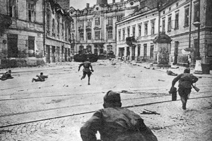 Советские солдаты ведут бои на улицах Львова. 13 июля — 29 августа 1944 года