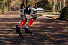 Двуногий робот Кэсси установил рекорд роботов в беге на 100 метров