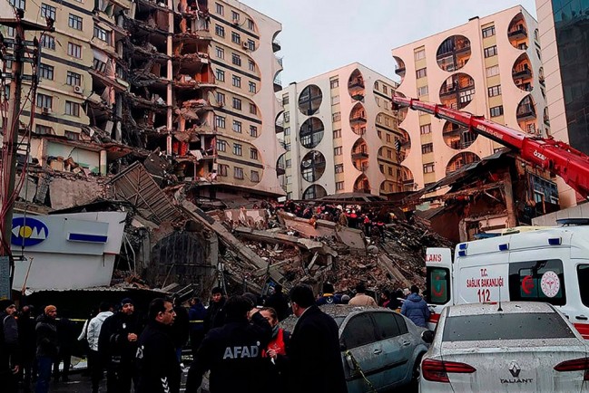 Кадры землетрясения в Турции и Сирии: обрушиваются дома, покалеченные и погибшие люди