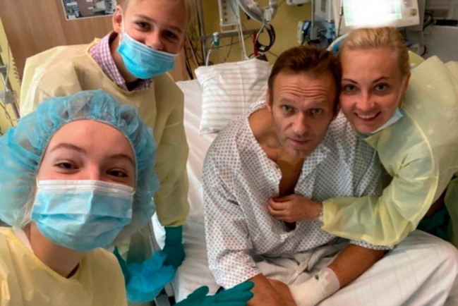 Навальный в больнице после выхода из комы