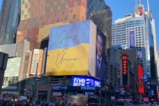 В Нью-Йорке на украинском флаге написали «Слава Моче»