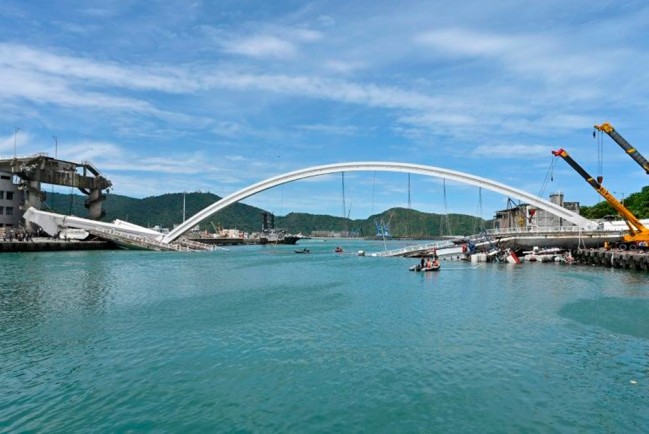 Рухнувший мост на Тайване
