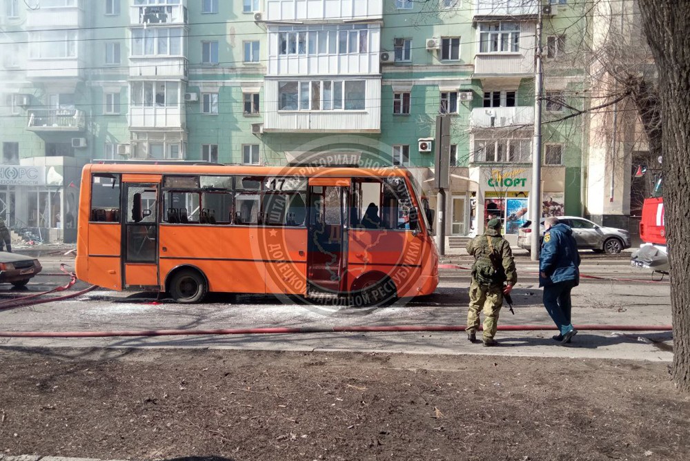 Рейсовый автобус в Донецке в котором погибли все пассажиры после удара "Точкой-У"