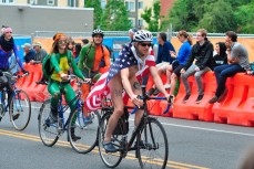 Гей-парад в Сиэтле открывали дети-бойскауты с голыми мужчинами на велосипедах