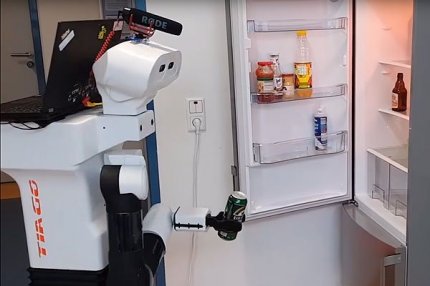 Робот берёт пиво из холодильника