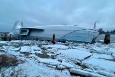На Неве в Санкт-Петербурге начал тонуть плавучий ресторан «Серебряный кит»