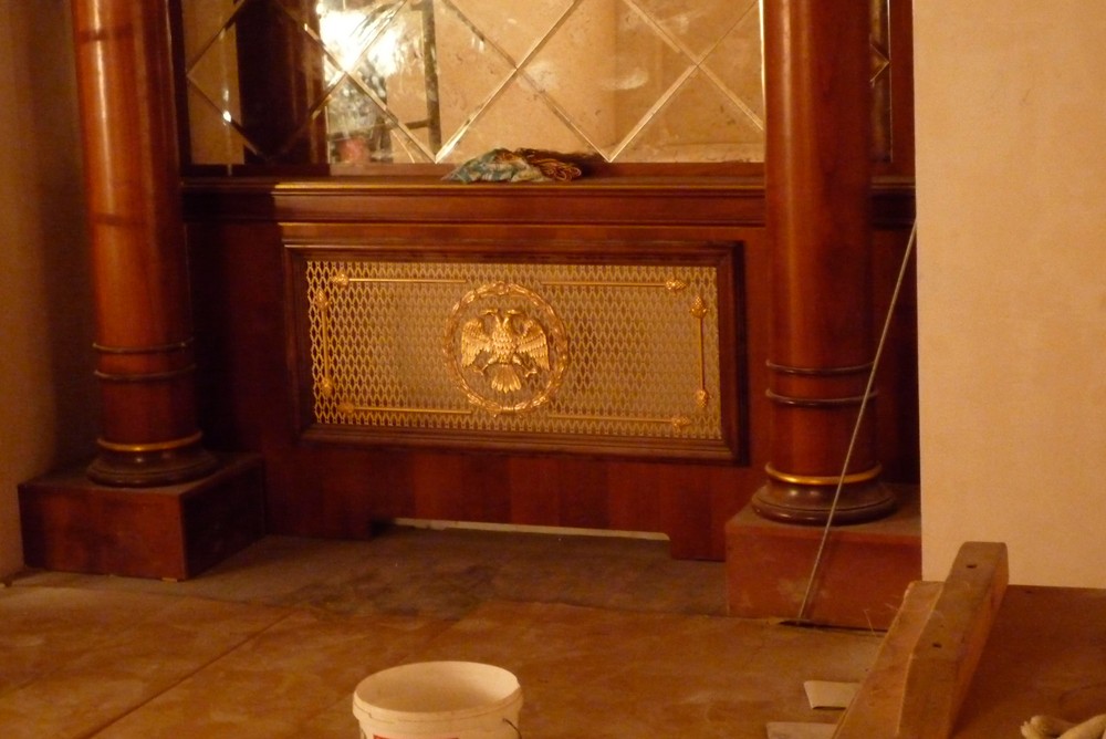 Изображение герба России в кальянной во дворце Путина
