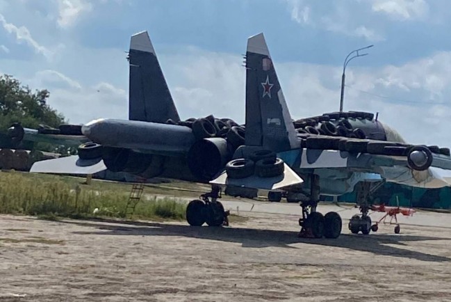 Российский боевой самолет обложенный автомобильными покрышками