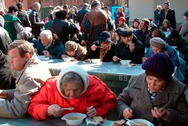 В России уровень бедности растет, а численность населения падает